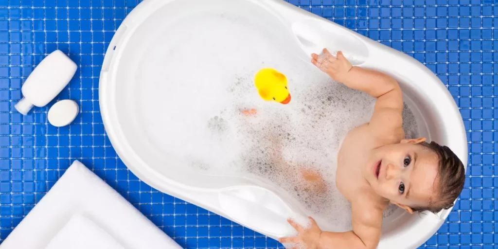 What Are the Best Baby Bathtubs for Small Spaces?