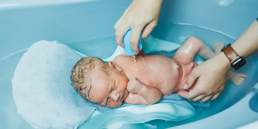 The Best Ways to Bathe a Newborn in the First Few Weeks